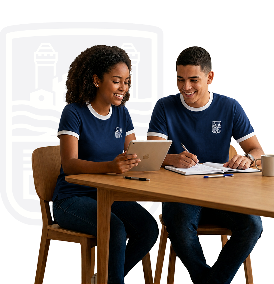 Dois jovens estudantes da Scalla Educacional sorrindo enquanto utilizam um tablet para estudar juntos